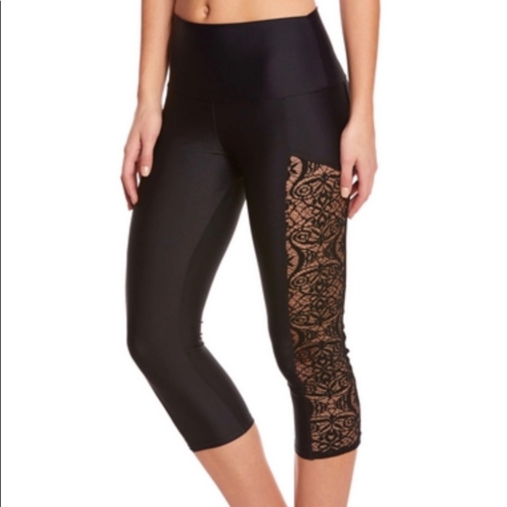 Onzie Stunner Capri Lace - Black - M/L